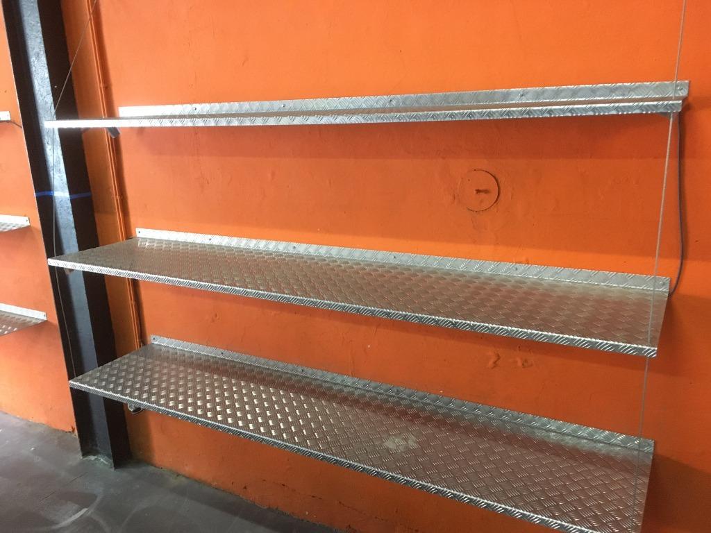 Etagère murale 2,5m composée de 3 tôles striées gaufrées alu, Articles professionnels, Enlèvement