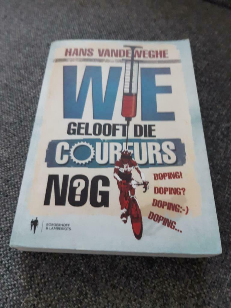 Wielersport boek Hans Vandeweghe Wie geloofd die coureur nog, Enlèvement ou Envoi, Utilisé, Course à pied et Cyclisme