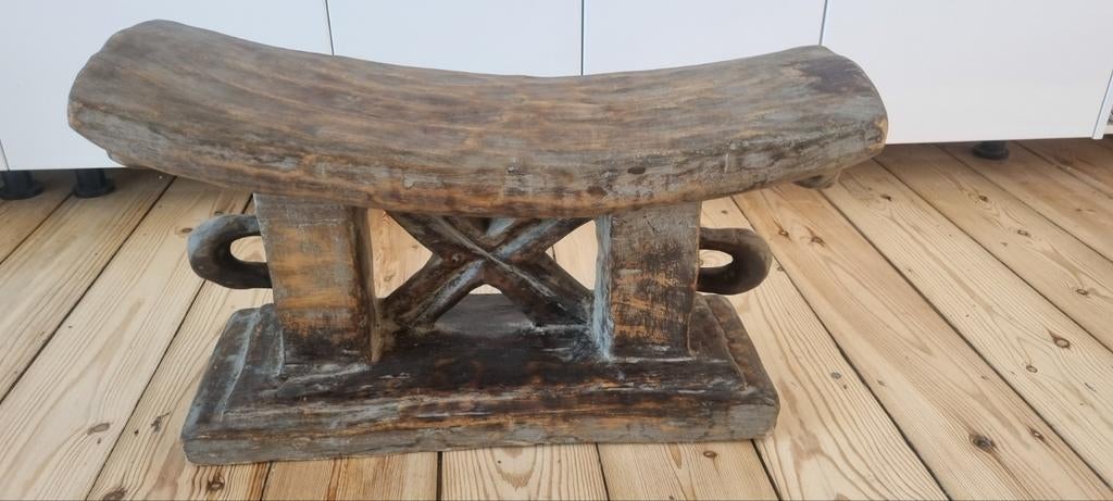 Tabouret en bois, Enlèvement