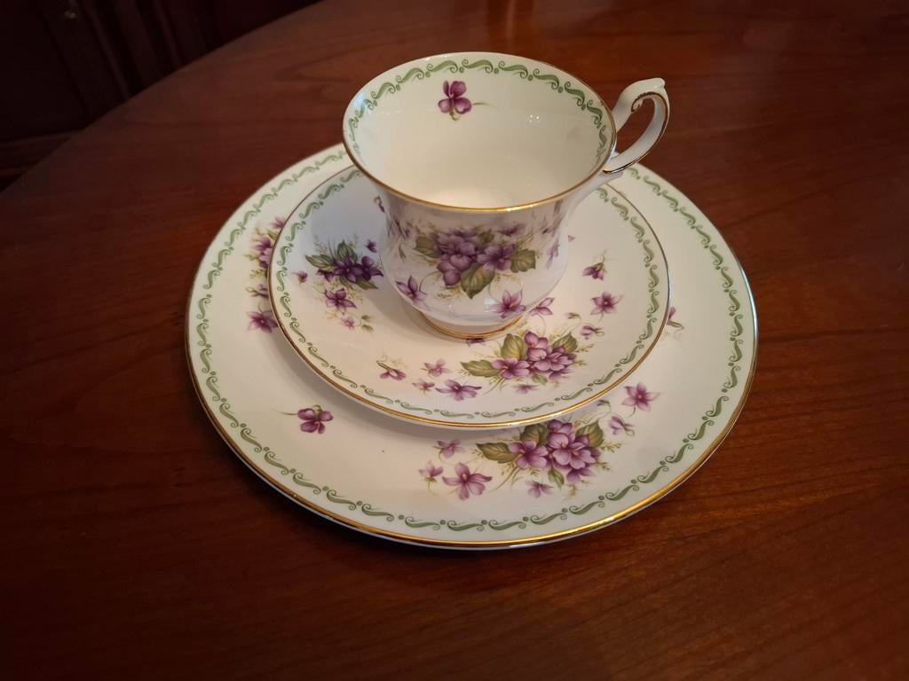 Trio de porcelaine anglaise de la Reine, Enlèvement ou Envoi