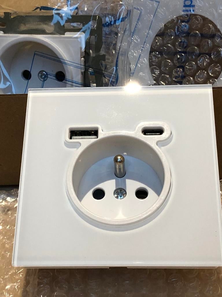 USB C 5V 2A stopcontact 230V 16A glazen paneel 82mm. Nieuw, Ophalen of Verzenden, Nieuw, Stopcontact