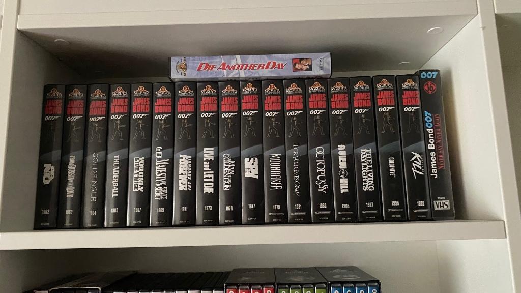 gereserveerd ! VHS collectie James Bond, Enlèvement