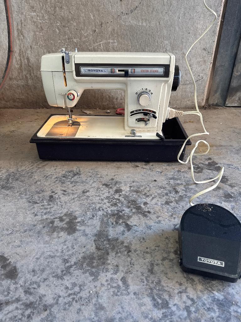 Machine à coudre, Ophalen, Zo goed als nieuw, Naaimachine