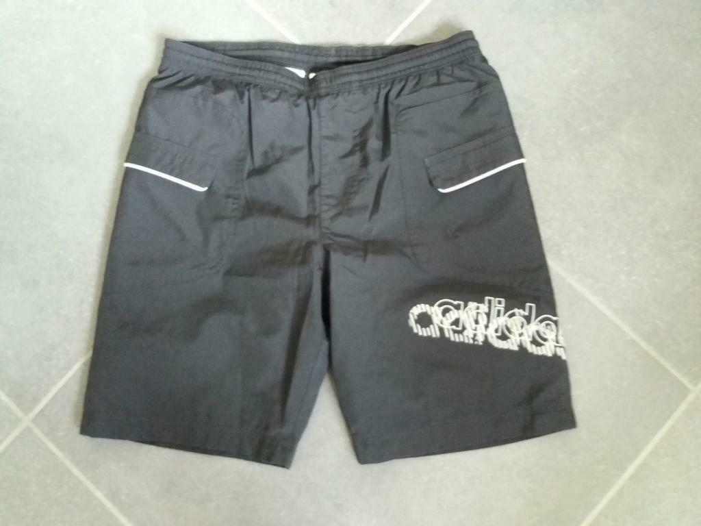 zwarte short - Adidas - maat 128, Pantalon, Comme neuf, Enlèvement, Adidas