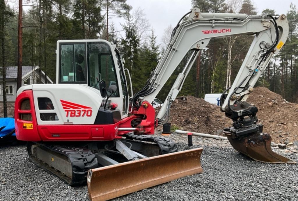 Takeuchi TB370, Enlèvement, Excavatrice