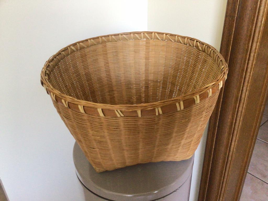 Vintage rieten mand, Huis en Inrichting, Woonaccessoires | Schalen en Manden, Ophalen, Zo goed als nieuw, Vierkant, Mand