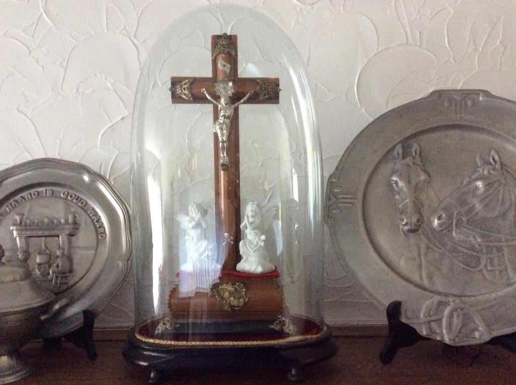 crucifix sous cloche en verre, Enlèvement ou Envoi
