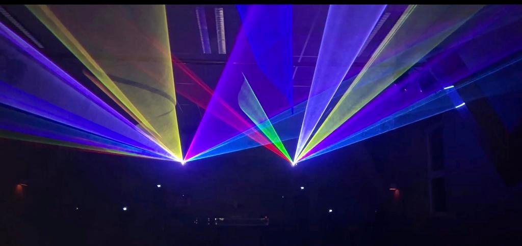 Lot de 2 Lasers RGB LightMaxx Pegasus + 2 Flightcases, Muziek en Instrumenten, Licht en Laser, Zo goed als nieuw, Ophalen