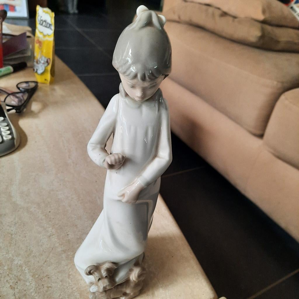 Figurine (26 cm) fille avec chien. Porcelaine espagnole., Enlèvement ou Envoi, Comme neuf