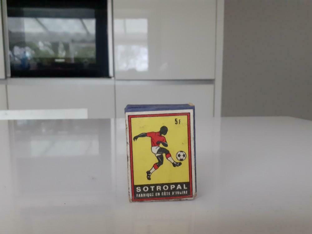 Houten luciferdoosje voetbal, Ophalen