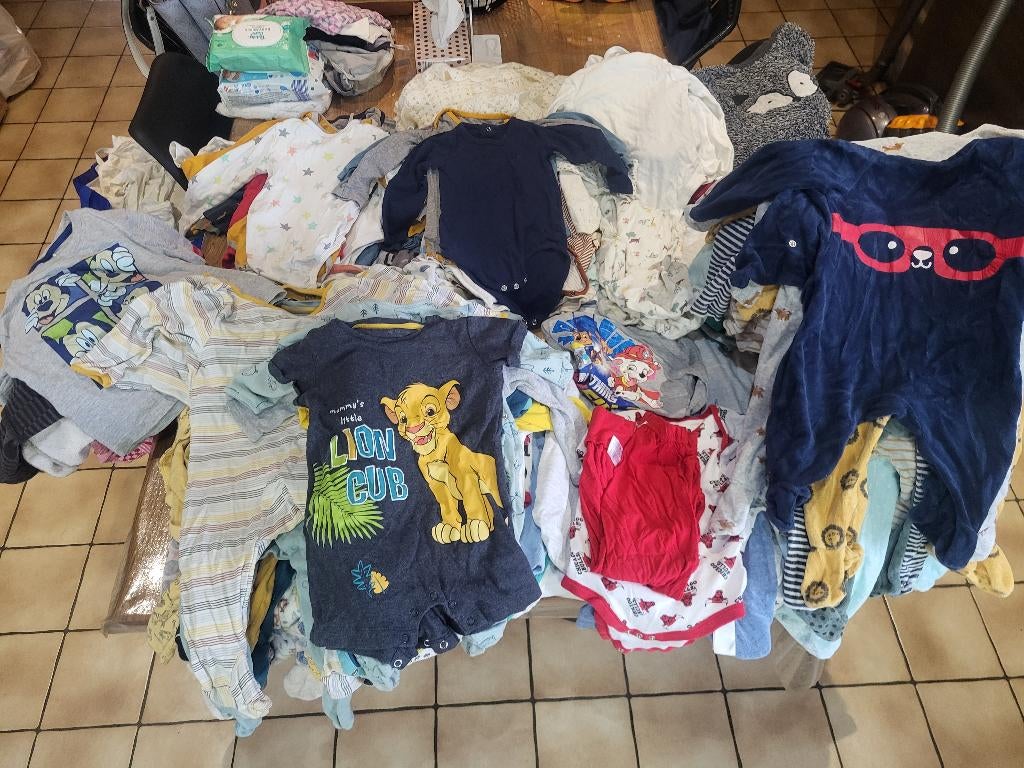 Vêtement pour bébé de 6mois a 24 mois, Kinderen en Baby's, Babykleding | Maat 68, Ophalen, Overige typen, Zo goed als nieuw, Disney baby