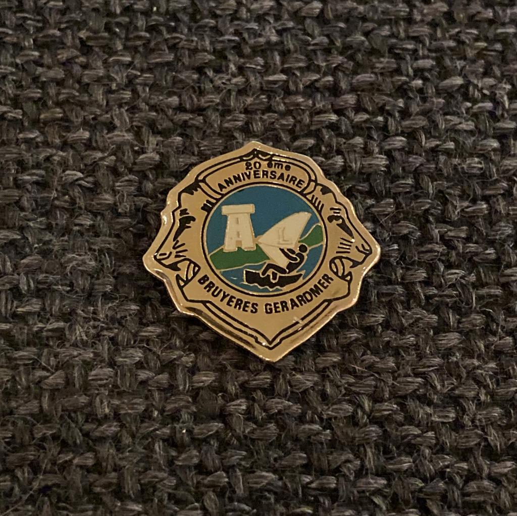 PIN - BRUYERES GERARDMER - FRANCE - FRANKRIJK - SURF, Envoi, Utilisé, Ville ou Campagne, Insigne ou Pin's