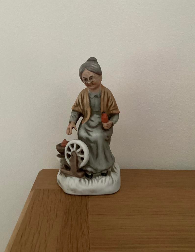Oude vrouw met spinnewiel in biscuit, Ophalen, Zo goed als nieuw