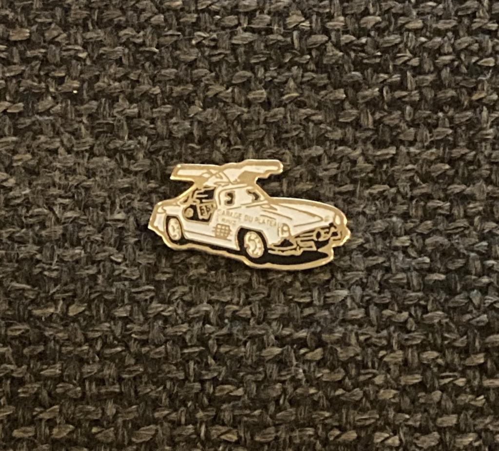 PIN - MERCEDES SL, Verzamelen, Speldjes, Pins en Buttons, Verzenden, Gebruikt, Transport, Speldje of Pin