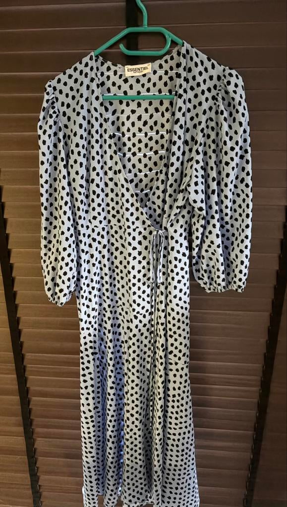 Lange omslagjurk lichtblauw van Essentiel Antwerp, Taille 38/40 (M), Enlèvement ou Envoi, Comme neuf, Essentiel Antwerp