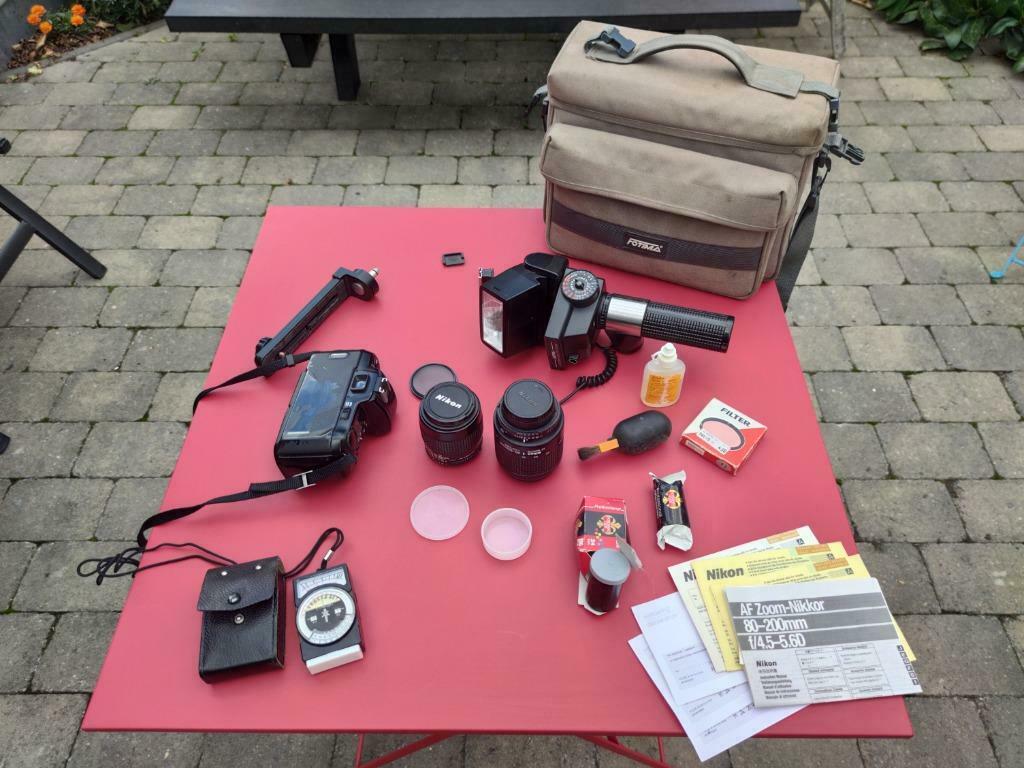 Appareil photo Nikon F601 + accessoires + trépied, Ophalen, Flitser