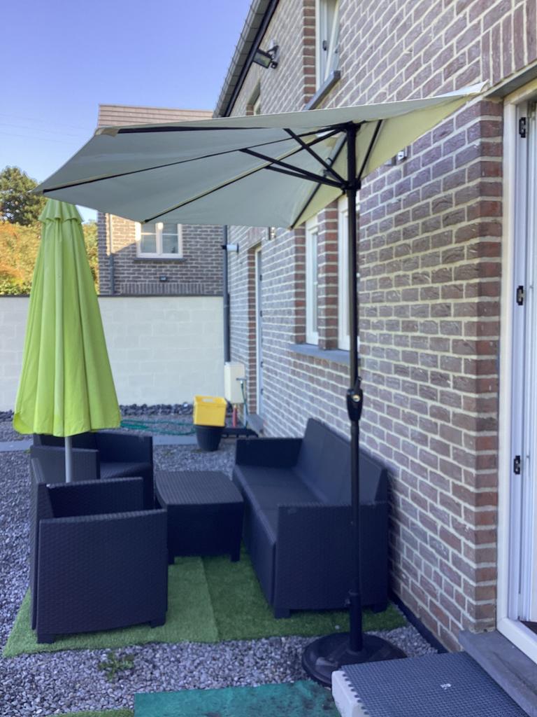 Parasol mural 2,70 m de diamètre quasi neuf avec pied, Jardin & Terrasse, Parasols, Enlèvement, Comme neuf, 2 à 3 mètres, Parasol mural