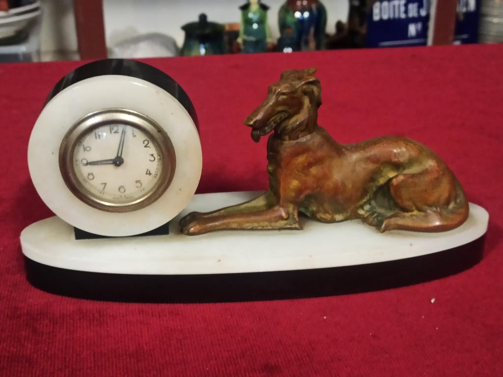 Horloge Art Deco sur marbre Lévrier patiné bronze, Enlèvement
