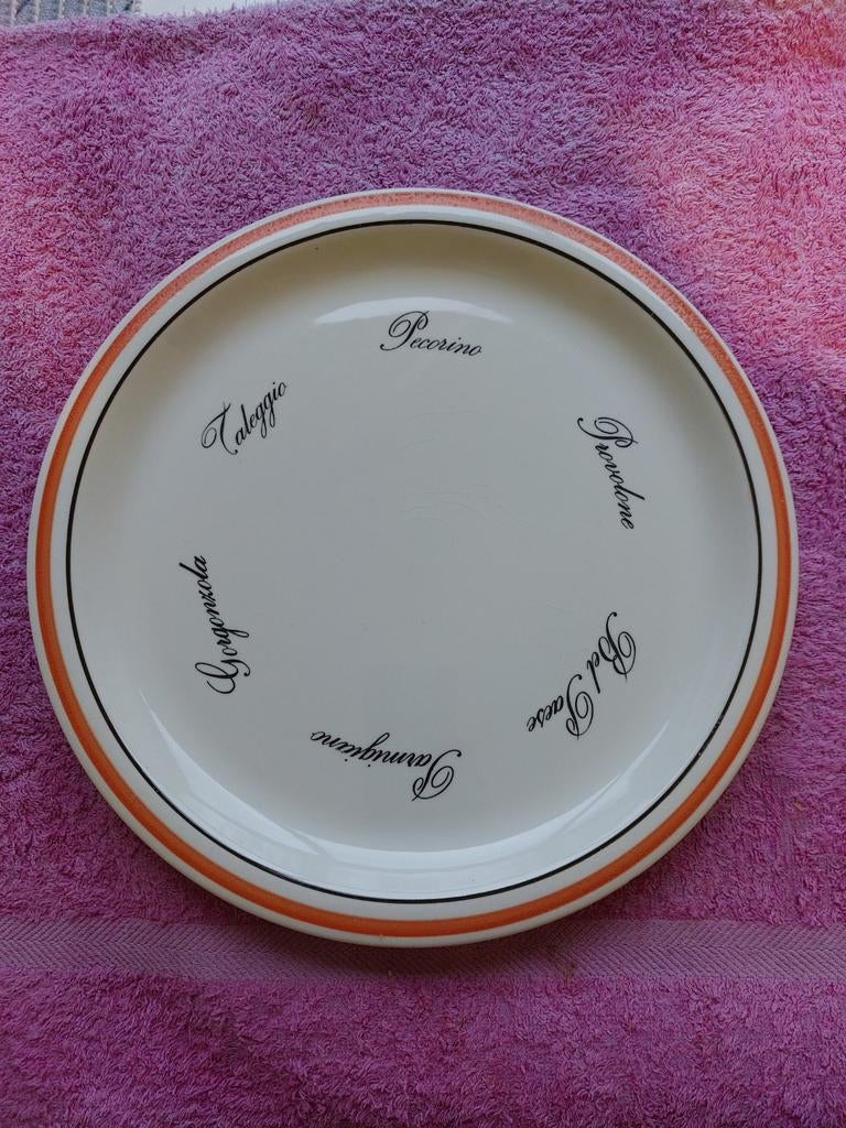 Assiettes à fromage et un grand plat, Enlèvement