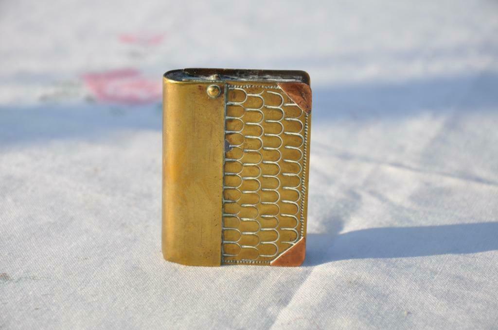 briquet livre en cuivre rouge et jaune avec taxe, Enlèvement ou Envoi, Utilisé, Briquet