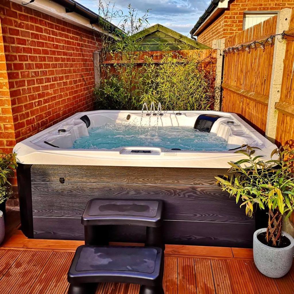 Vous cherchez un jacuzzi de qualité ? Visitez notre showroom, Enlèvement, Neuf