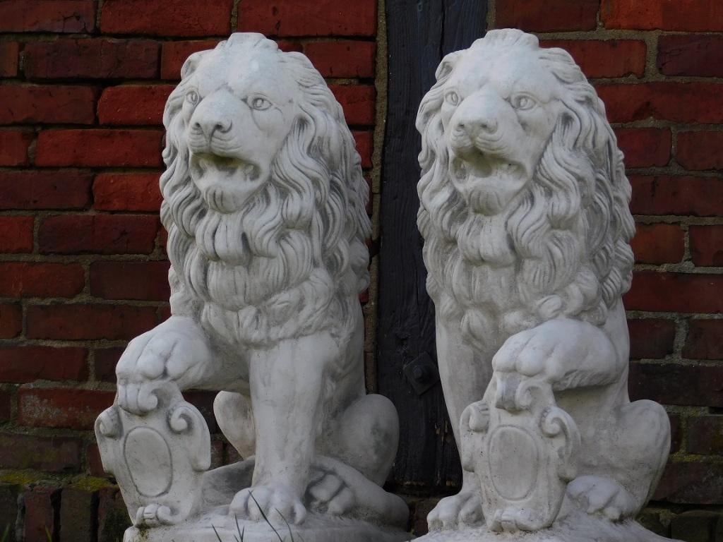 Leeuwen met Schild - Set van 2 - Steen, Tuin en Terras, Tuinbeelden, Ophalen of Verzenden, Steen, Dierenbeeld
