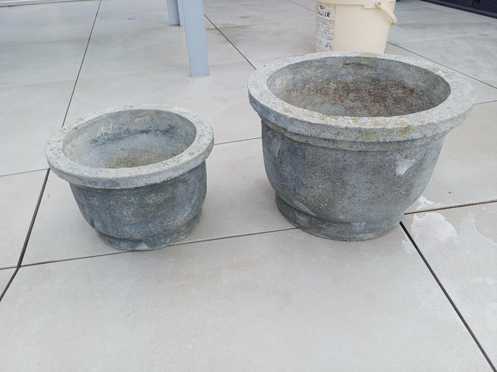 Twee betonnen bloempotten, Gebruikt, Rond, Minder dan 40 cm, Beton
