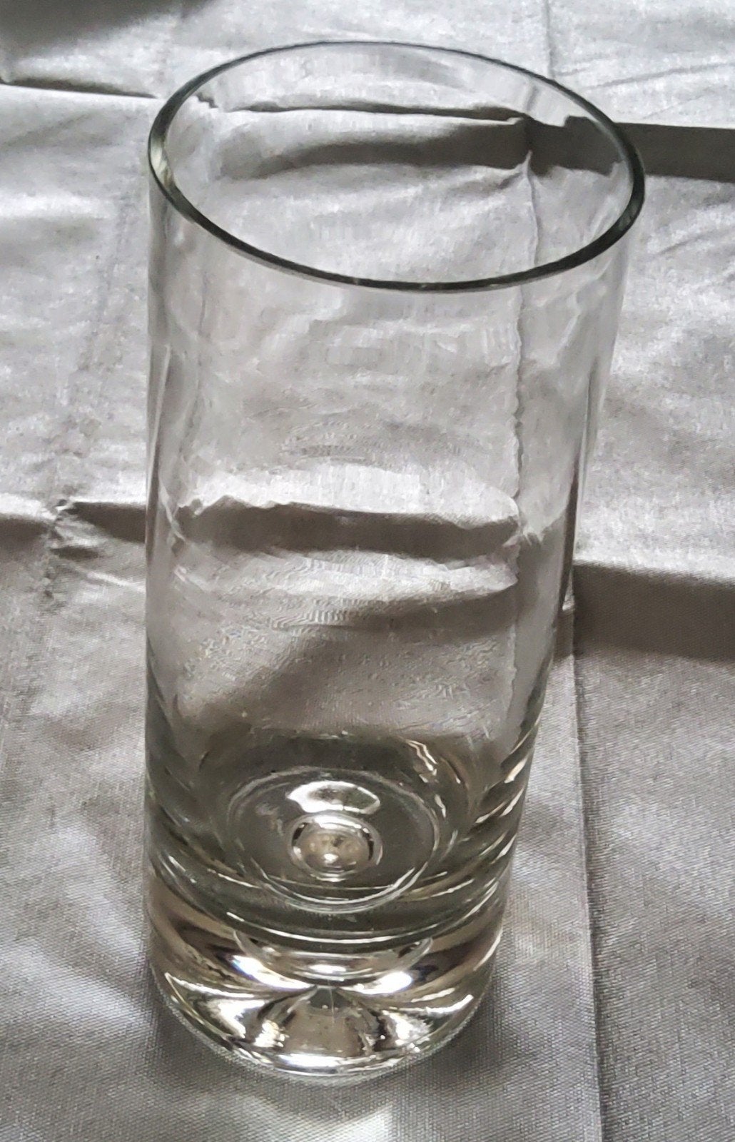 Grand vase droit en verre à fond épais : H. 31 cm, Enlèvement, Comme neuf, Verre