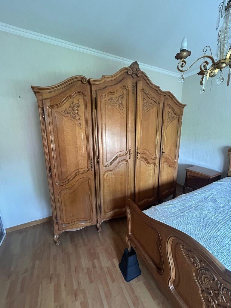 Grande armoire en bois — style Louis XV (210x200 cm), Antiquités & Art, Enlèvement