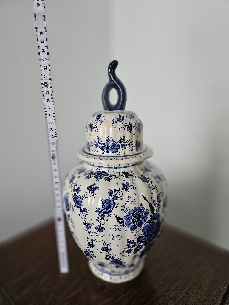 ELEGANTE BLAUW-WITTE DEKSELVAAS MET BLOEMDECORATIE, Ophalen