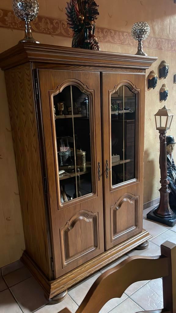 6 stoelen. Tafel.   Kast.   En vitrine  kast, Ophalen