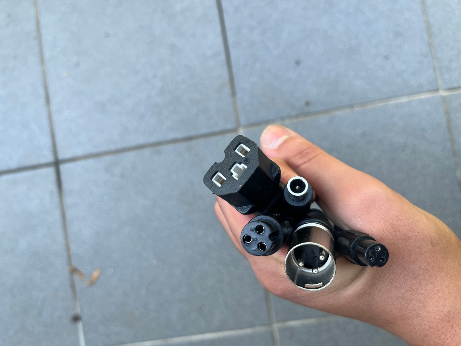 Chargeur trottinette très très bonne états jamais utilisé, Vélos & Vélomoteurs, Comme neuf