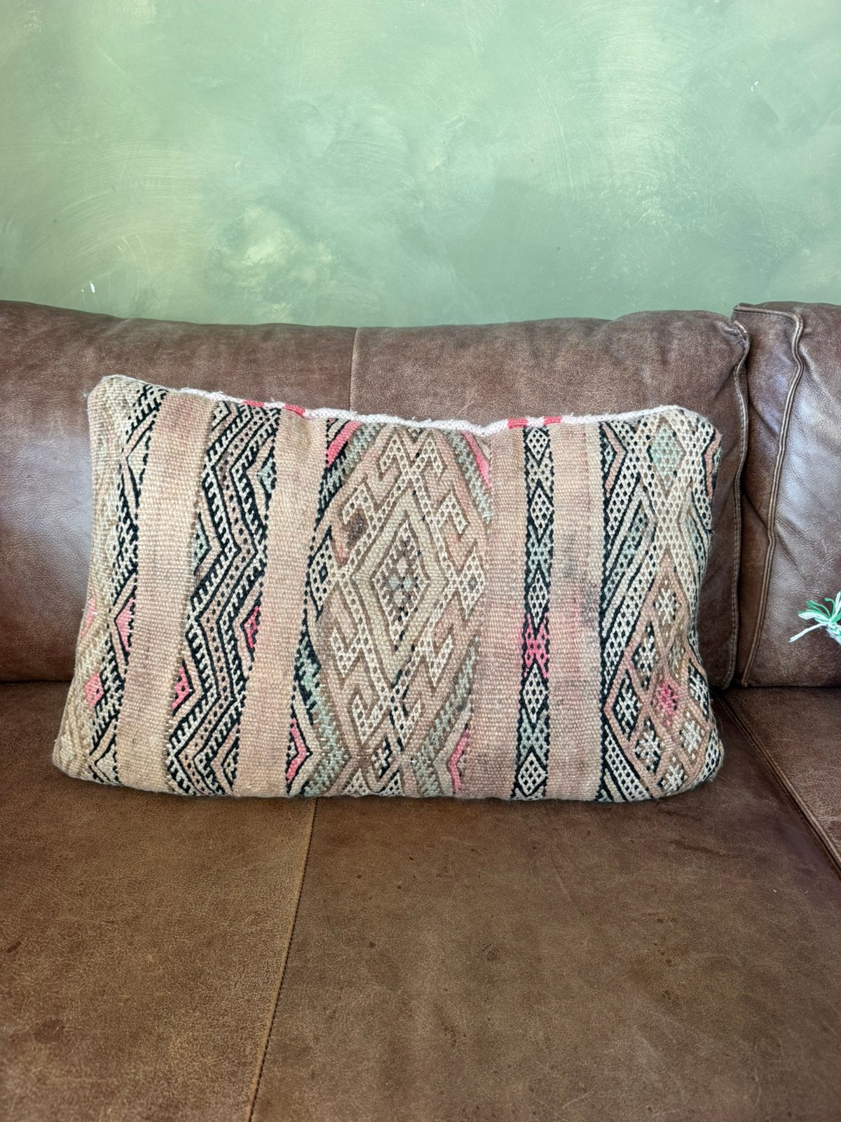 Marokkaanse Berber / Kilim kussen – handgemaakt, Ophalen of Verzenden, Zo goed als nieuw, Roze, Handgemaakt