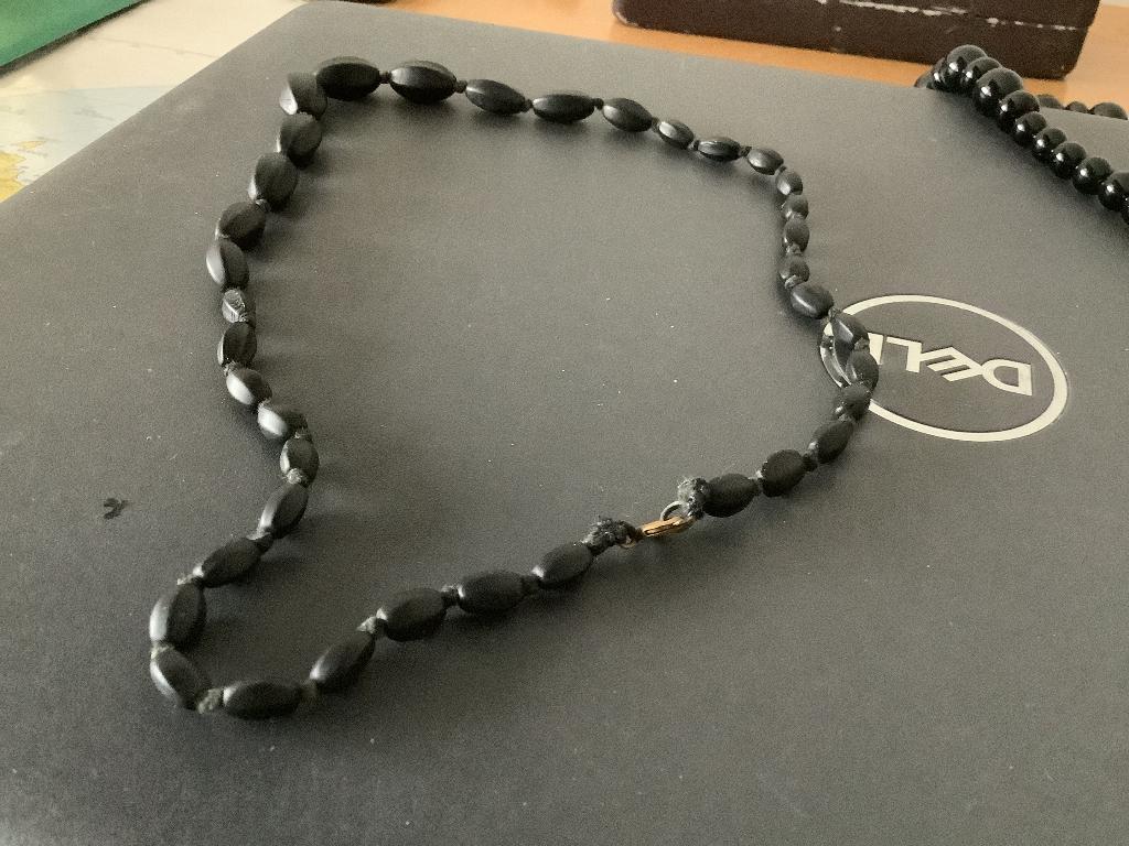 2 oude zwarte kettingen, Bijoux, Sacs & Beauté, Colliers, Enlèvement ou Envoi, Comme neuf, Noir, Synthétique