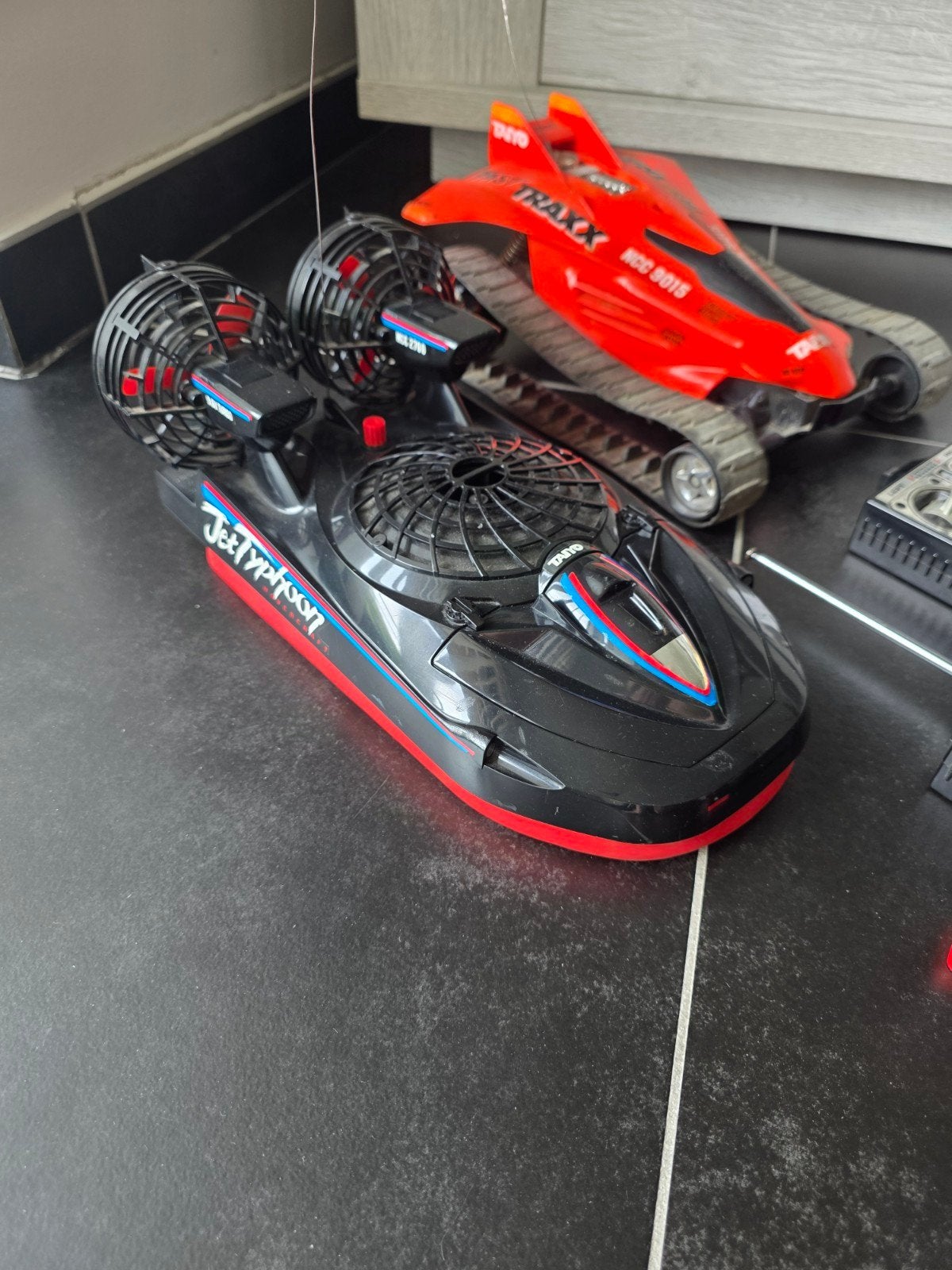 TAIYO Jet Typhoon Hovercraft + TAIYO Fast Traxx, Autres échelles, Enlèvement ou Envoi, Voiture off road, Utilisé
