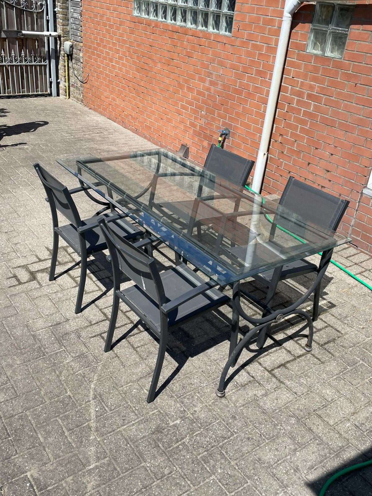 Tuintafel met glazen blad en ijzer onderstel, Tuin en Terras, Ophalen, Zo goed als nieuw