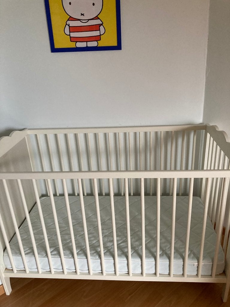 lit bébé Ikea blanc robuste avec matelas, Enfants & Bébés, Matelas, Moins de 70 cm, Enlèvement, Utilisé