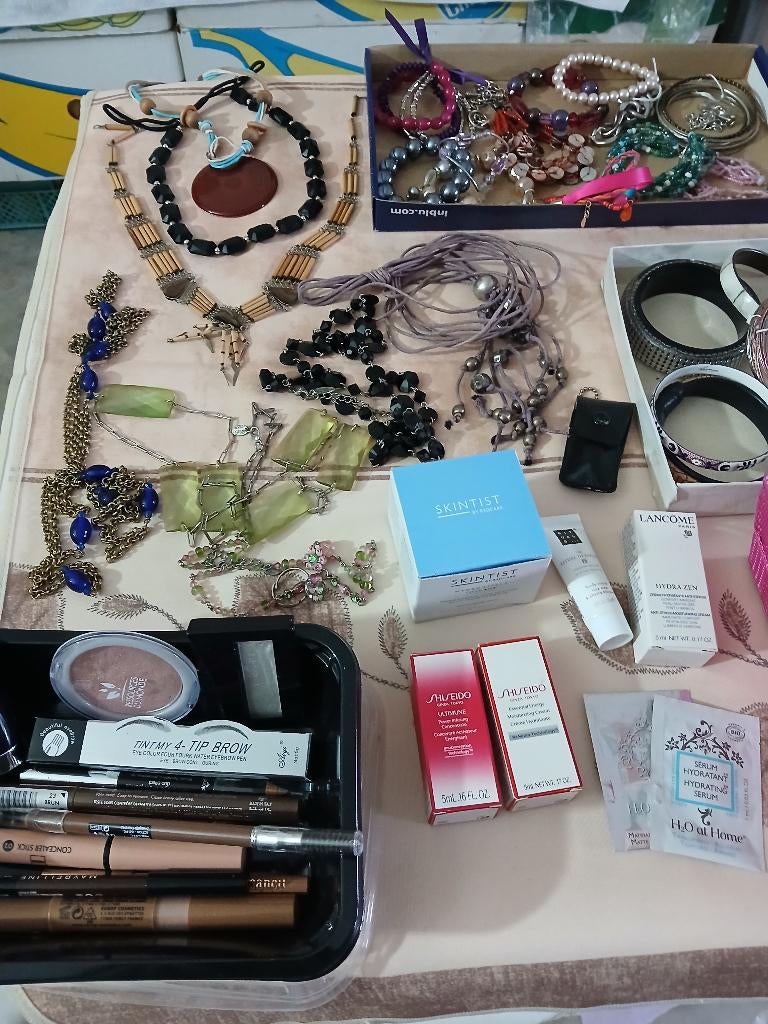 Set van meer dan 120 sieraden, Handtassen en Accessoires, Armbanden, Ophalen, Zo goed als nieuw, Kunststof of Plastic