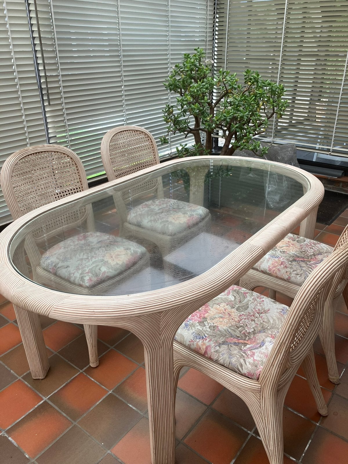 Rotan tafel en 4 stoelen, Ophalen, Zo goed als nieuw, Rotan