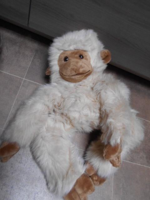 Peluche en forme de gros singe de 60 cm., Enfants & Bébés, Jouets | Peluches, Enlèvement ou Envoi, Comme neuf, Singe, Moyen (20 à 80 cm)
