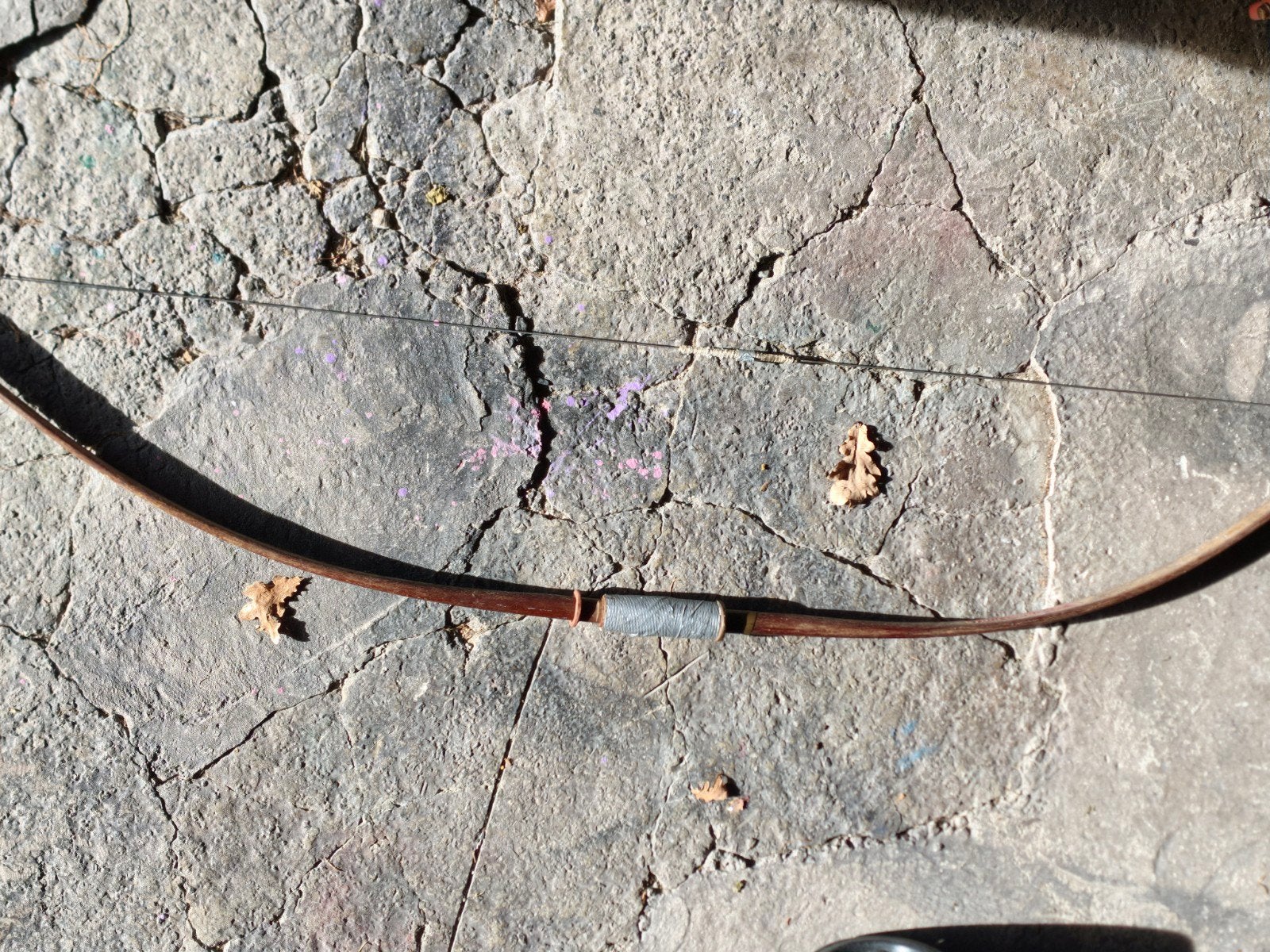 Arc Long traditionnel (Longbow) en rotin – 28 lbs, Sports & Fitness, Enlèvement, Utilisé, Longbow