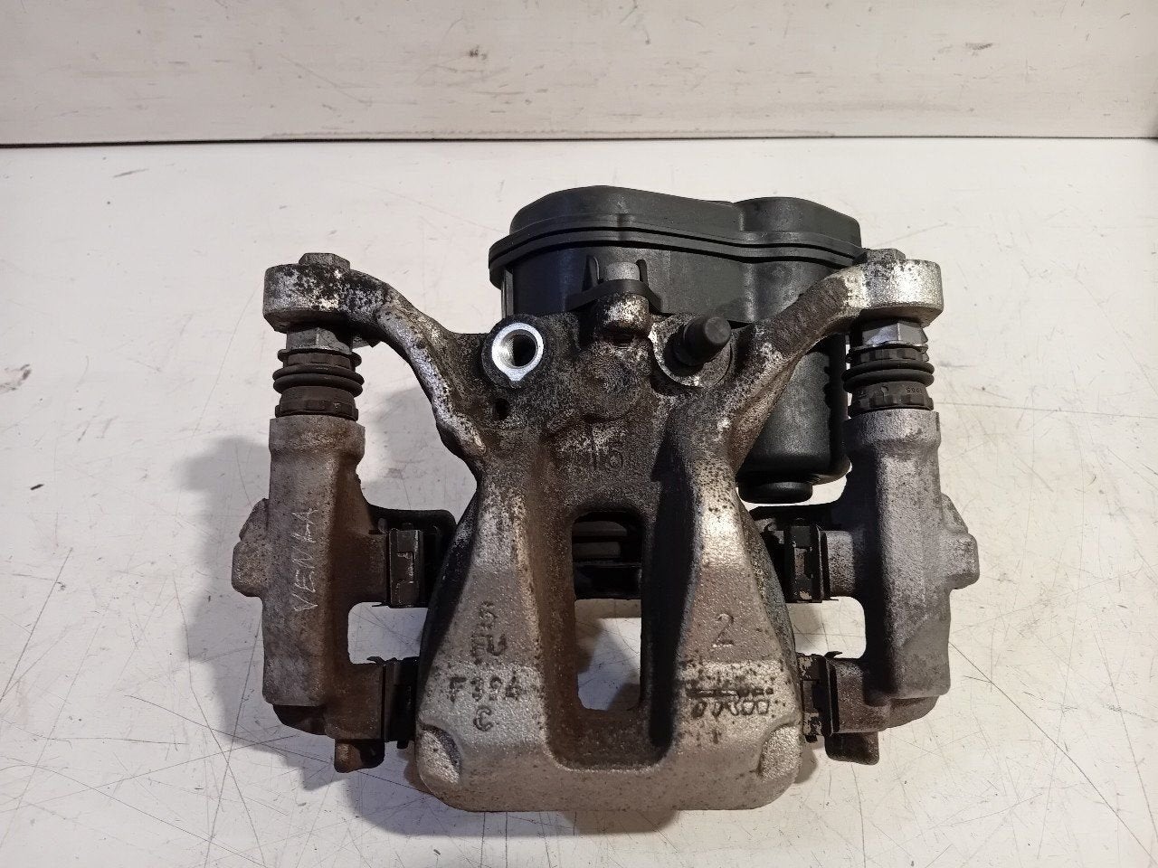 Remklauw links achter Toyota Yaris, Onderdelen@venauto.nl, Van der Ven Autorecycling B.V., Ettenseweg 76, 4706 PB Roosendaal, The Netherlands