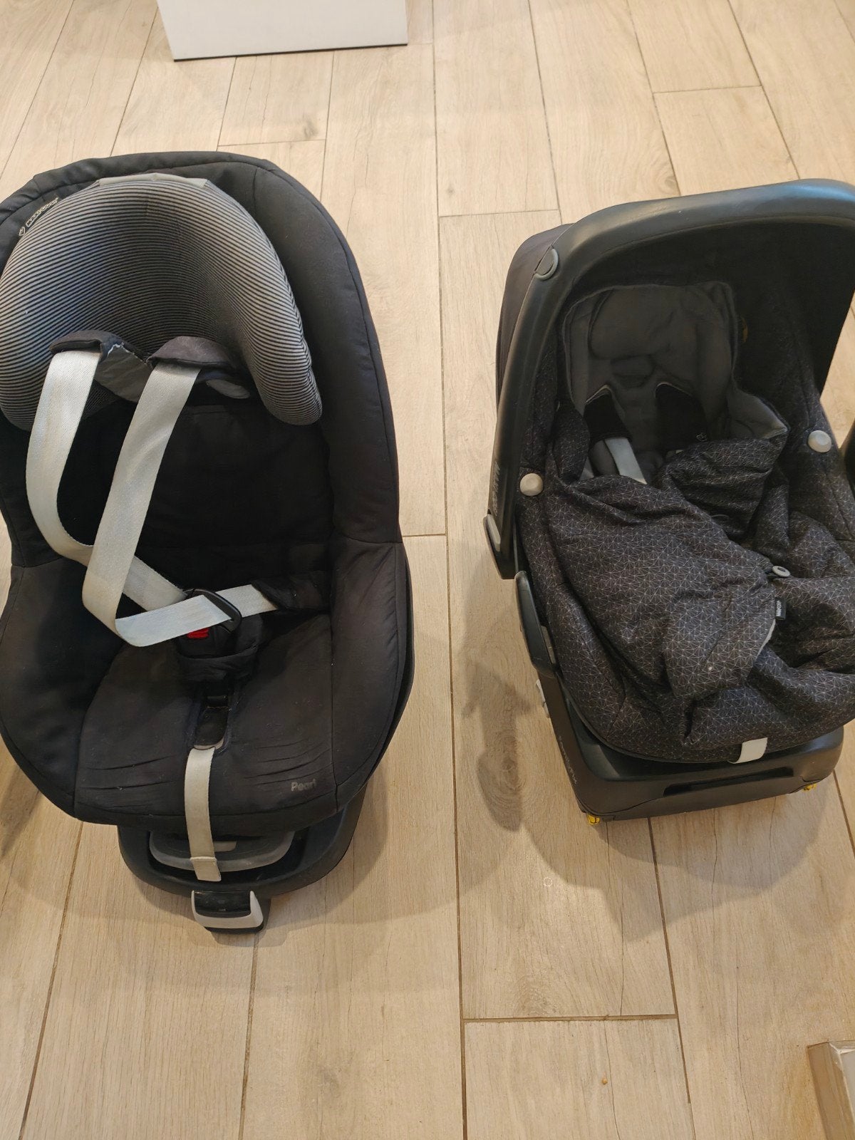Twee Maxi-Cosi Pebble en Pearl met Familyfix, Ophalen, Verstelbare rugleuning, Gebruikt, 9 t/m 18 kg