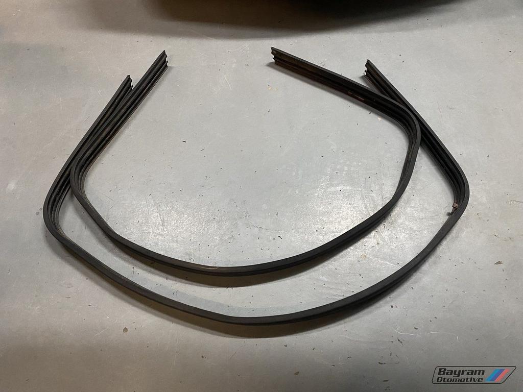 Bmw E30 bumperlijst achterbumper rubber 3-serie type 1 vfl, Autos : Pièces & Accessoires, Autres pièces automobiles, BMW, Utilisé