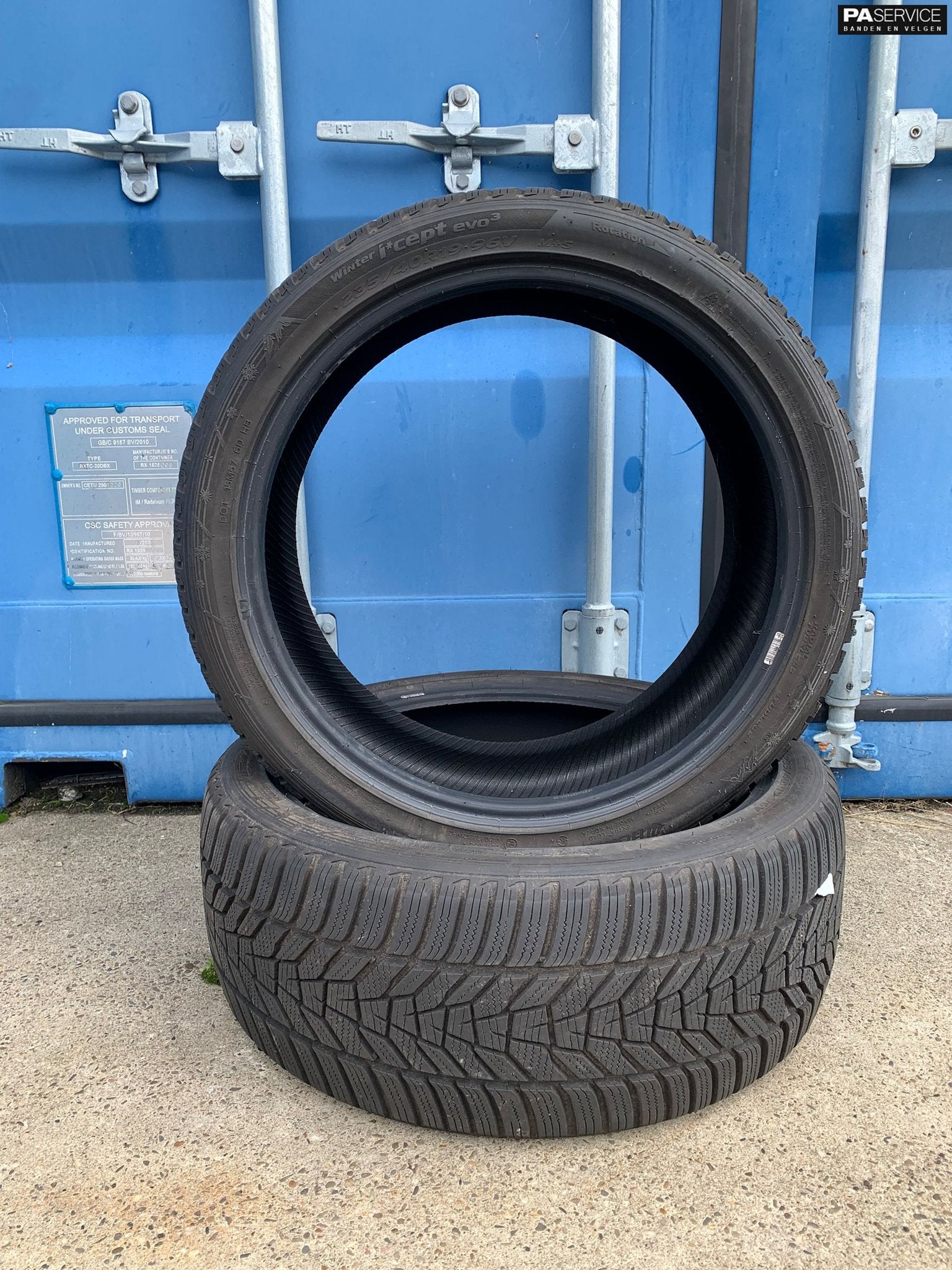 2x Hankook 235 40 19 Winterbanden met 7 mm, Auto-onderdelen, Gebruikt, Velg(en), -, -