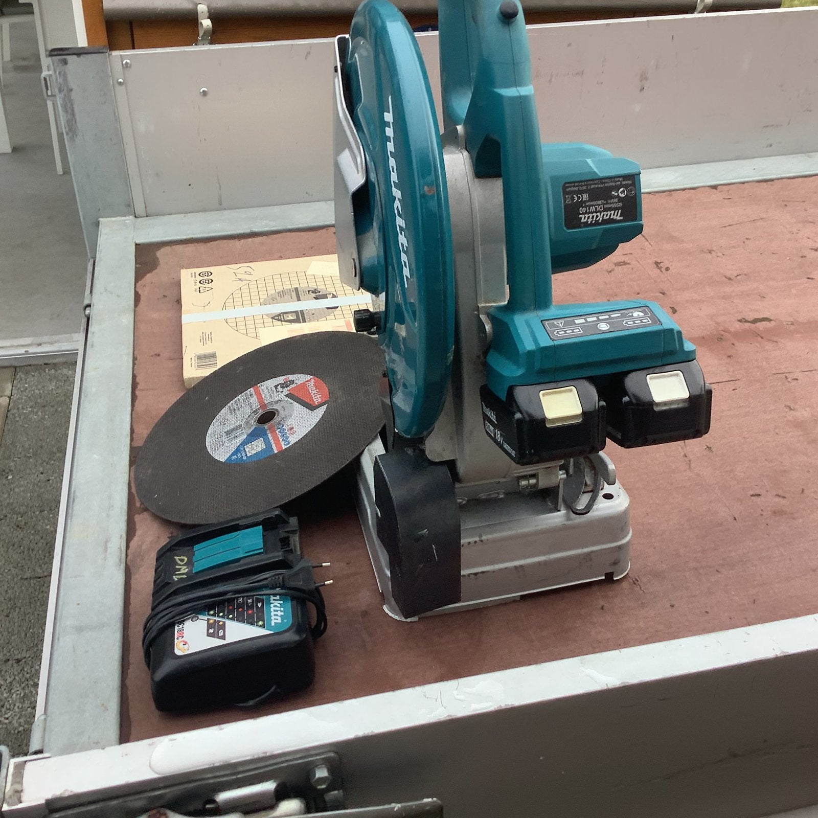 Makita zaagmachine op batterijen voor alu, ijzer en pvc, Ophalen, Zo goed als nieuw