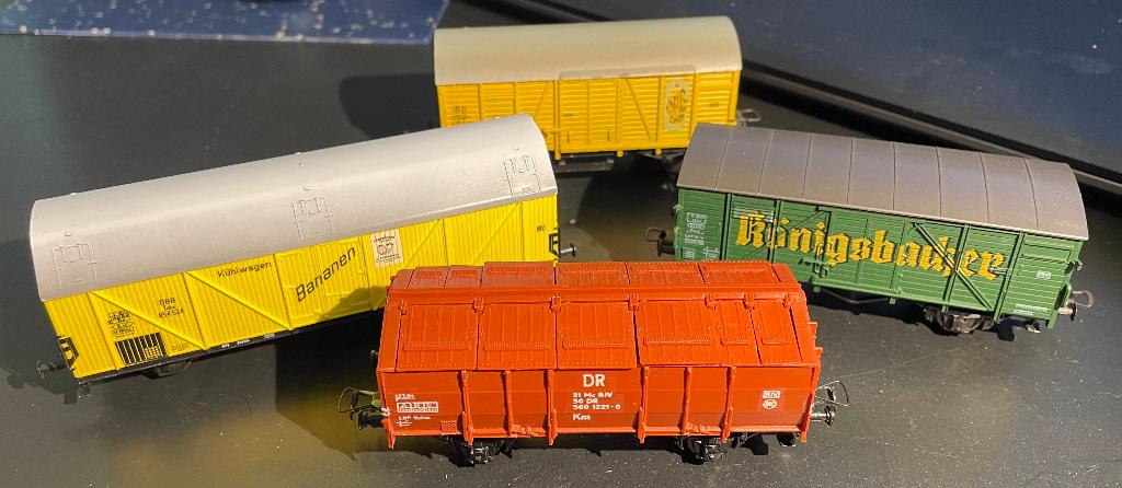 1635. 4 overdekte auto's H0 Diverse merken., Verzenden, Gebruikt, Wagon, Roco