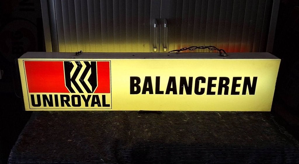 Top vintage lichtbak van Uniroyal met de tekst BALANCEREN., Ophalen, Gebruikt, Lichtbak of (neon) lamp