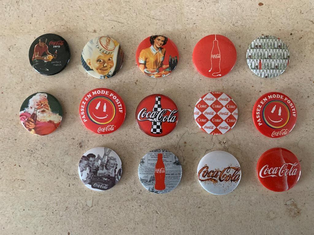 Coca Cola ronde badges 14 stuks 3,5 cm elk breed, Enlèvement ou Envoi, Comme neuf, Marque, Insigne ou Pin's