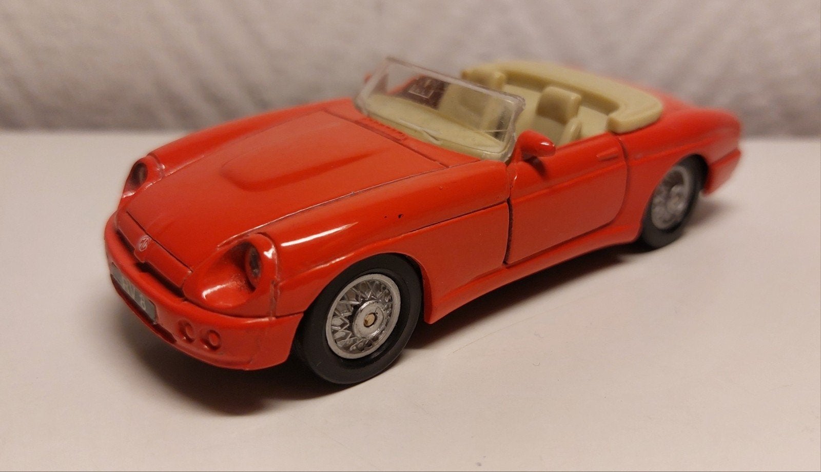 MG RV 8 cabriolet rose. Maisto Shell 1/37., Enlèvement ou Envoi, Comme neuf, Voiture, Autres marques